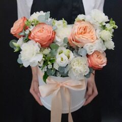 Шляпная коробка с розами Кахала и эустомой / L